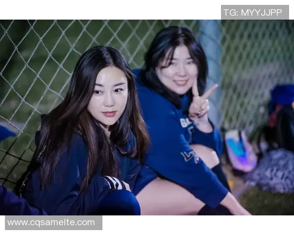 足球巨星挑战飞盘运动展现惊人技巧与团队默契的精彩瞬间